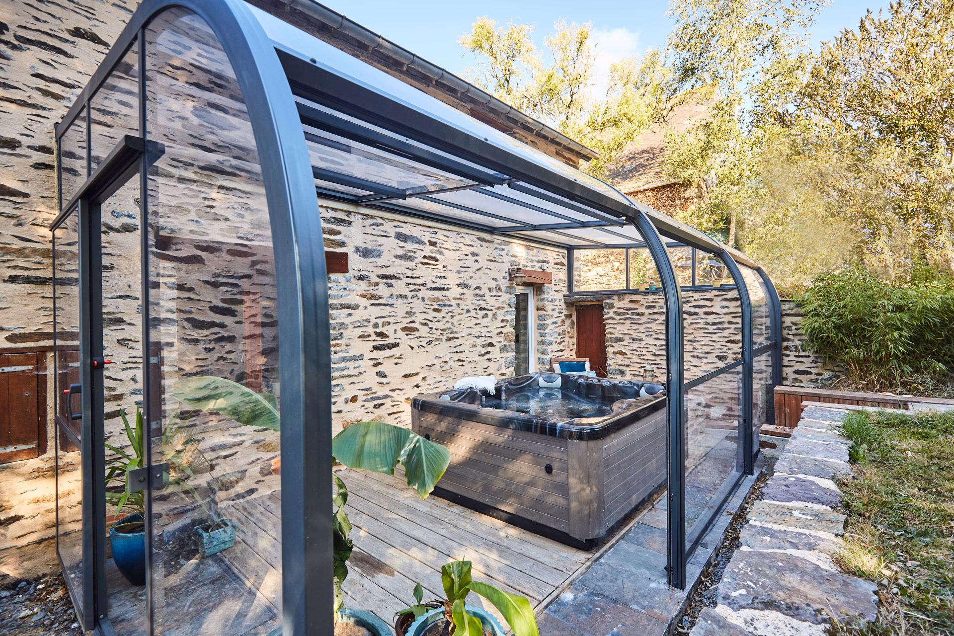 Pourquoi mettre un abri de spa fermé ?