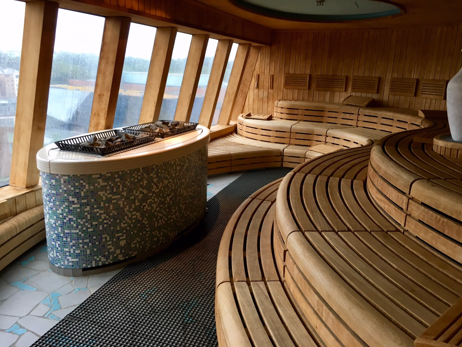 Was bietet die luxuriöse Ausstattung der AIDA Wellness Suite?