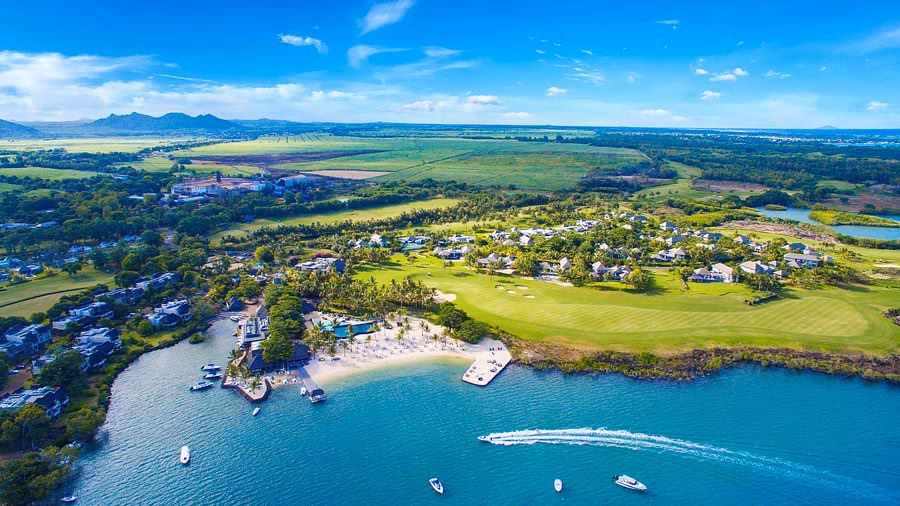 Which golf course is closest to Anahita & Mauritius?