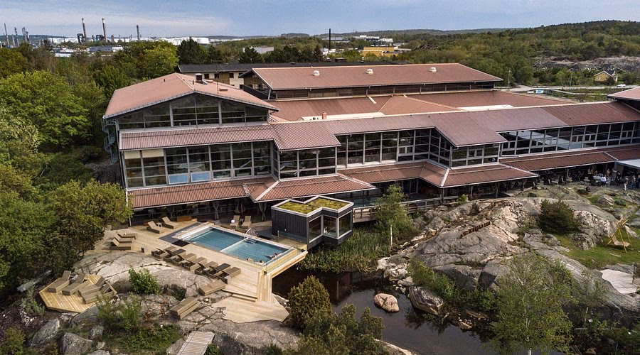 What is the age limit at Arken hotel & art garden spa?