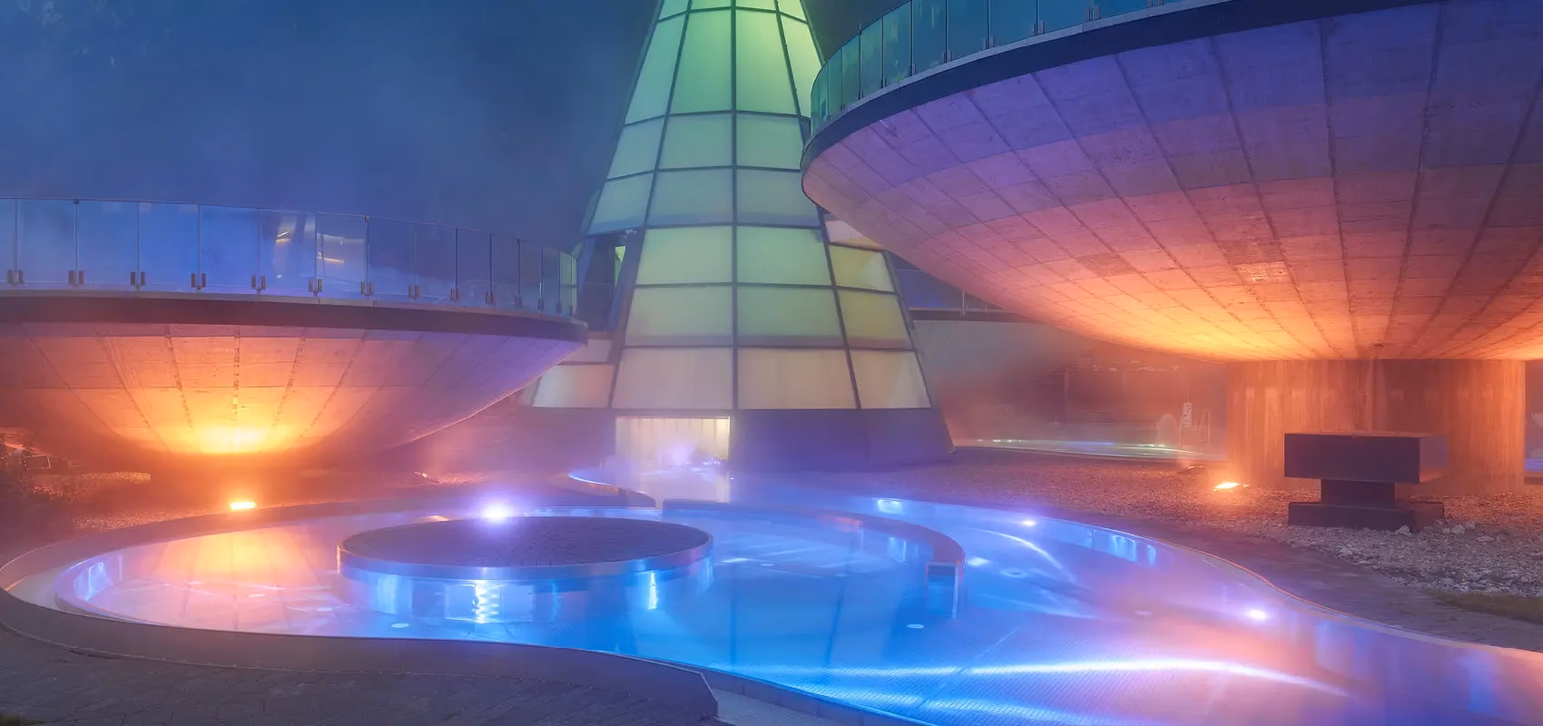 Was bietet der Premium-Spa-Bereich auf dem Dach des Thermengebäudes?