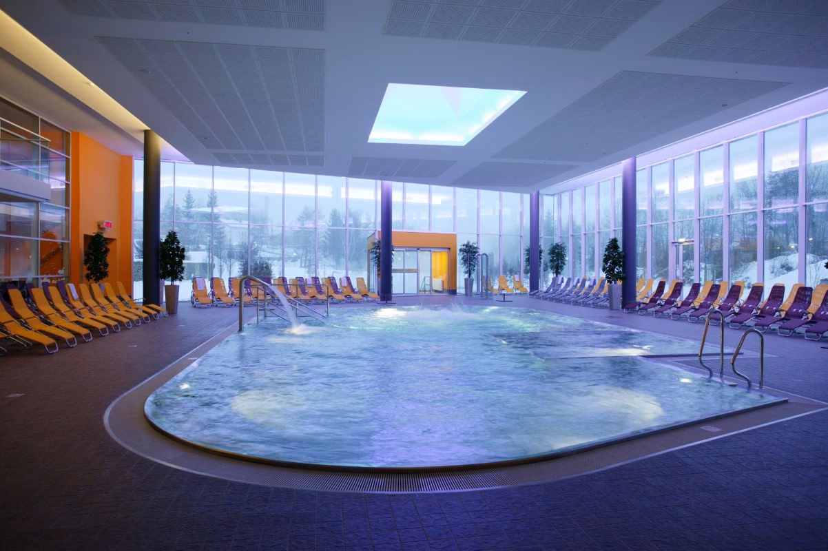 Wie weit ist das Kurhotel Bad Zell vom nächstgelegenen Flughafen entfernt?