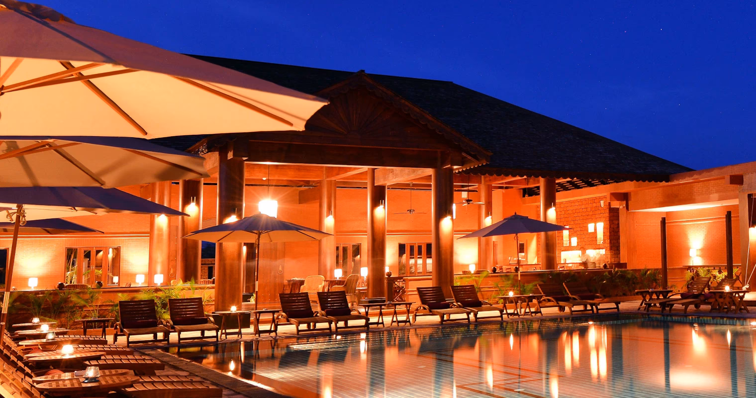 What is the size of the villa suites at Bagan Lodge?