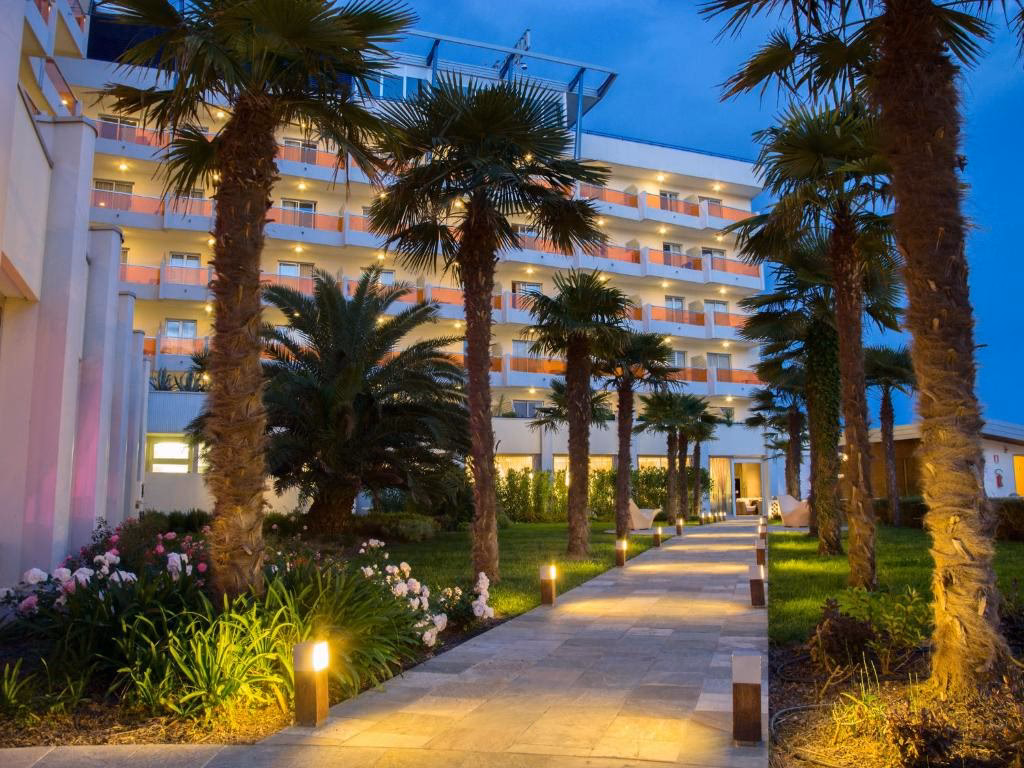Was bietet das Hotel Palace in Bibione?