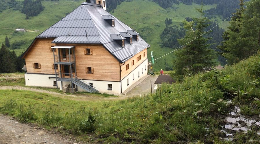Wie lange dauert die Wanderung zur Bochumer Hütte?