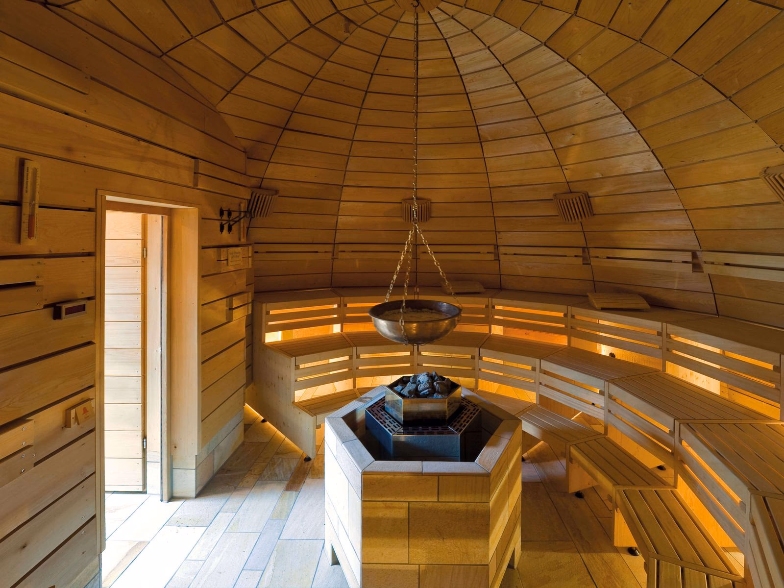 Was kann man in einer heißen Erdsauna machen?