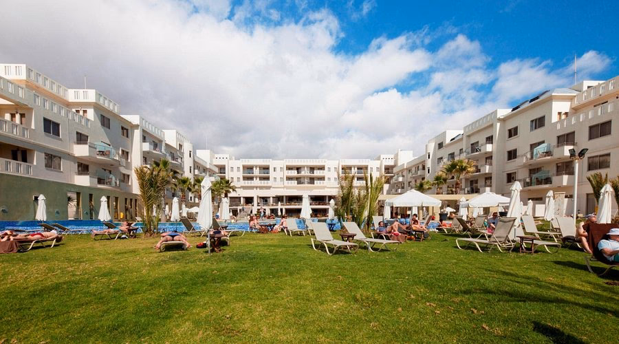 Does Paphos & Larnaca have a spa?