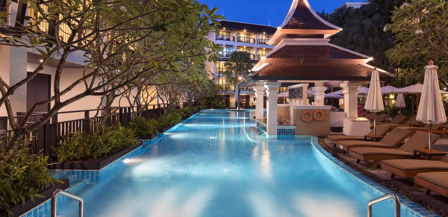 What restaurants are near Centara Anda Dhevi Resort & Spa?