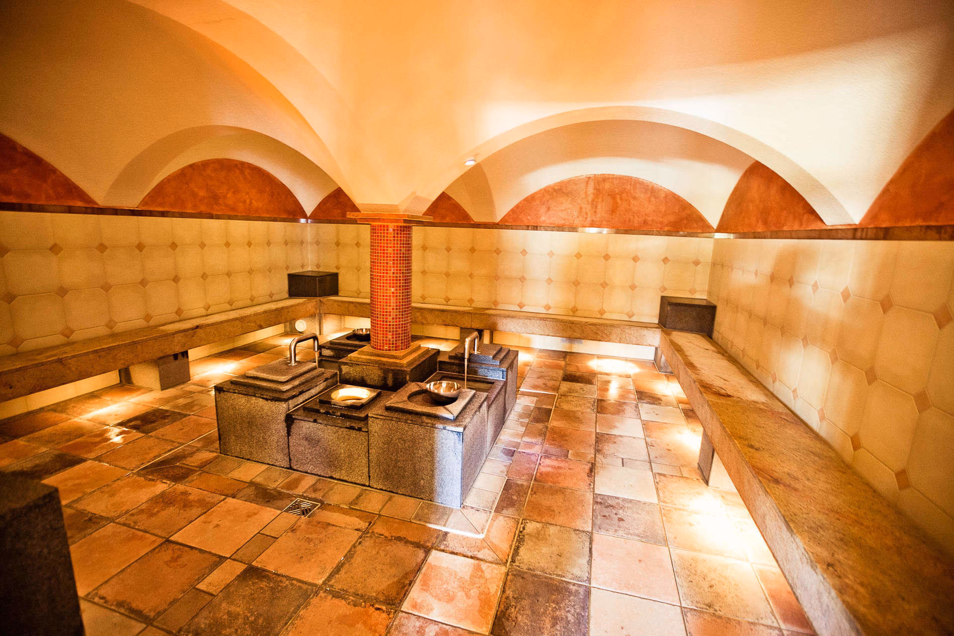 Was ist das Besondere an der Johannesbad Therme Bad Füssing?