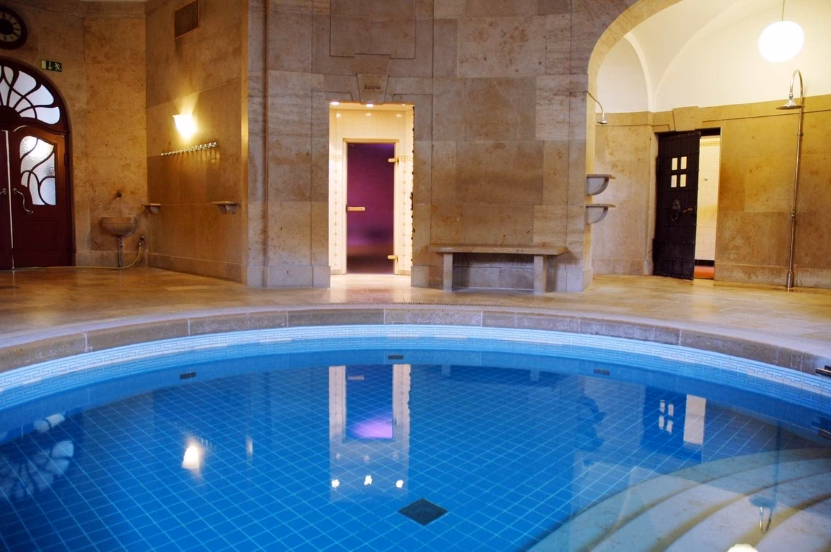 Kann man im Dantebad unter freiem Himmel Schwimmen?