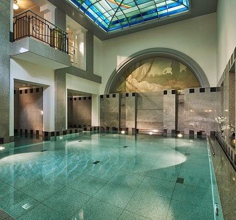 Was bietet das Day Spa Paket für Junggesellenabschiede und Trauzeugen?