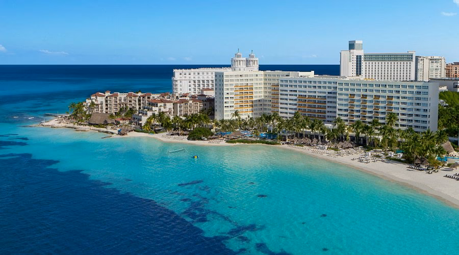 How many rooms are there at Dreams Sands Cancun?