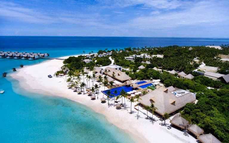 Where are the deluxe all-inclusive resorts located in the Maldives?