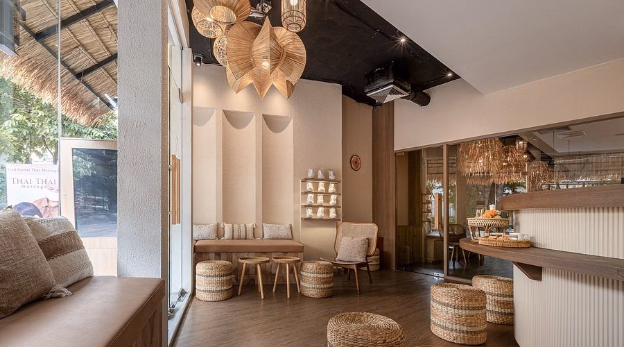 Does TripAdvisor check reviews of spas & wellness centers in Sukhumvit?