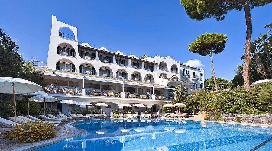 Why should you stay at Hotel Excelsior Belvedere?