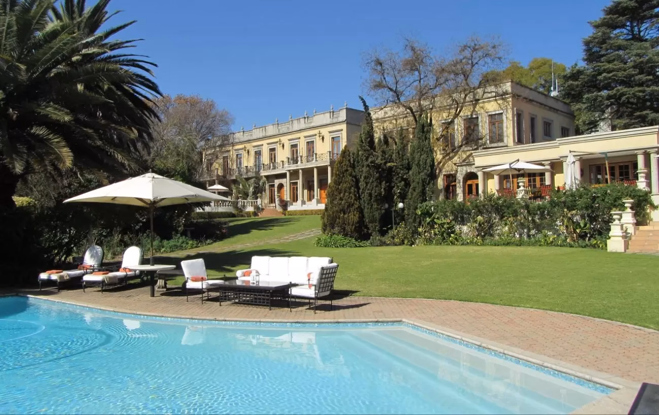 What are the themes of the suites at Fairlawns Boutique Hotel?