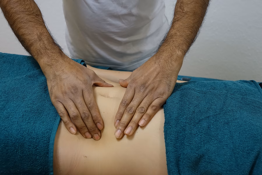 Wie kann man die Faszien im Bauch entspannen?