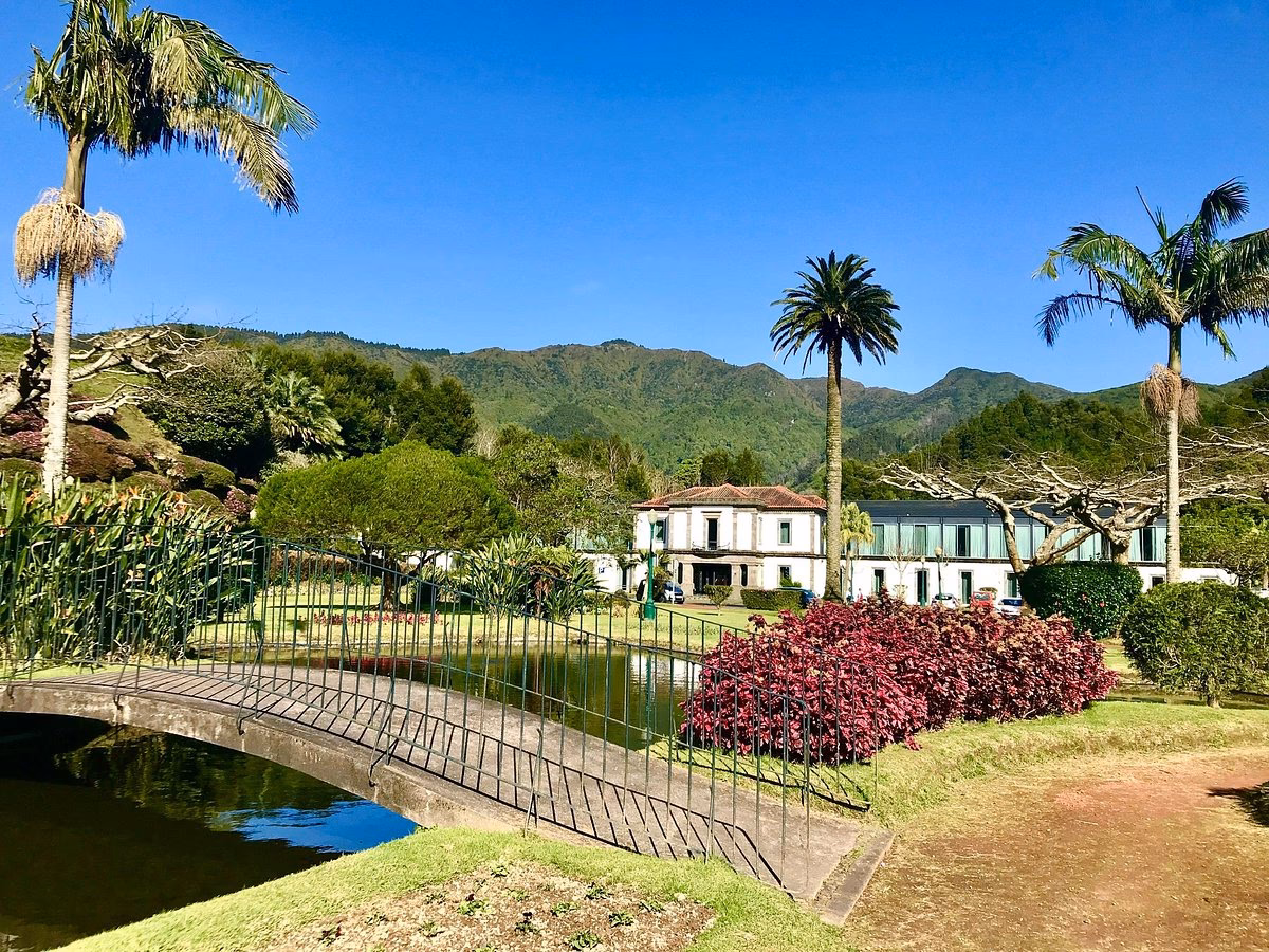 How far is Ribeira Quente Beach from Furnas boutique hotel?