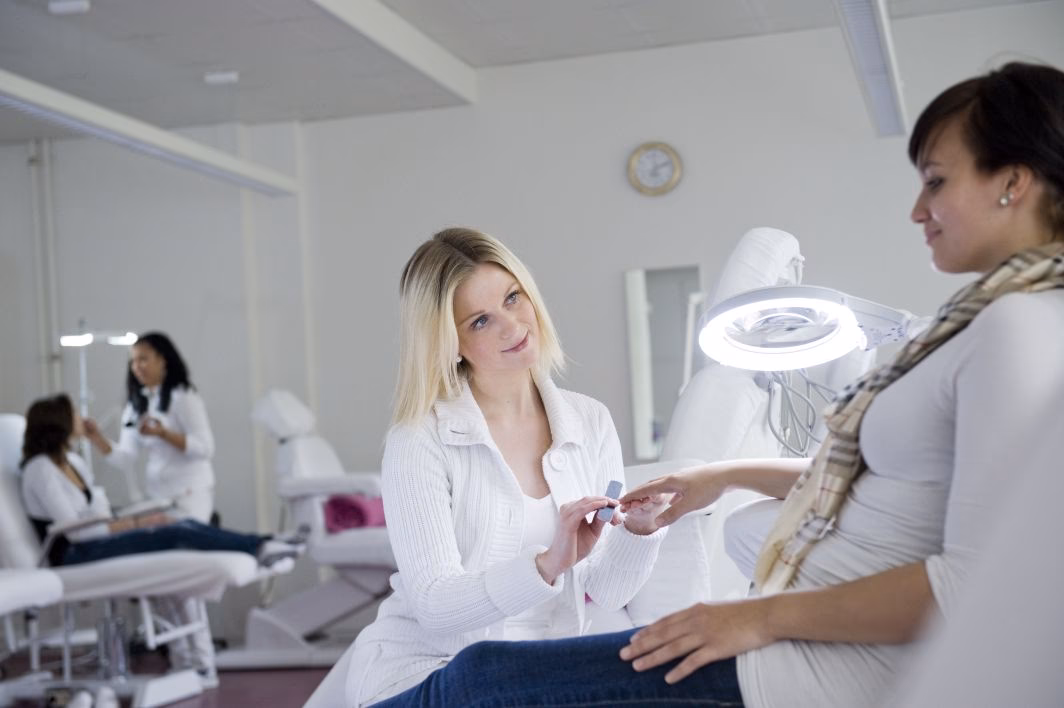 Wie lange dauert die Ausbildung zum Kosmetiker?