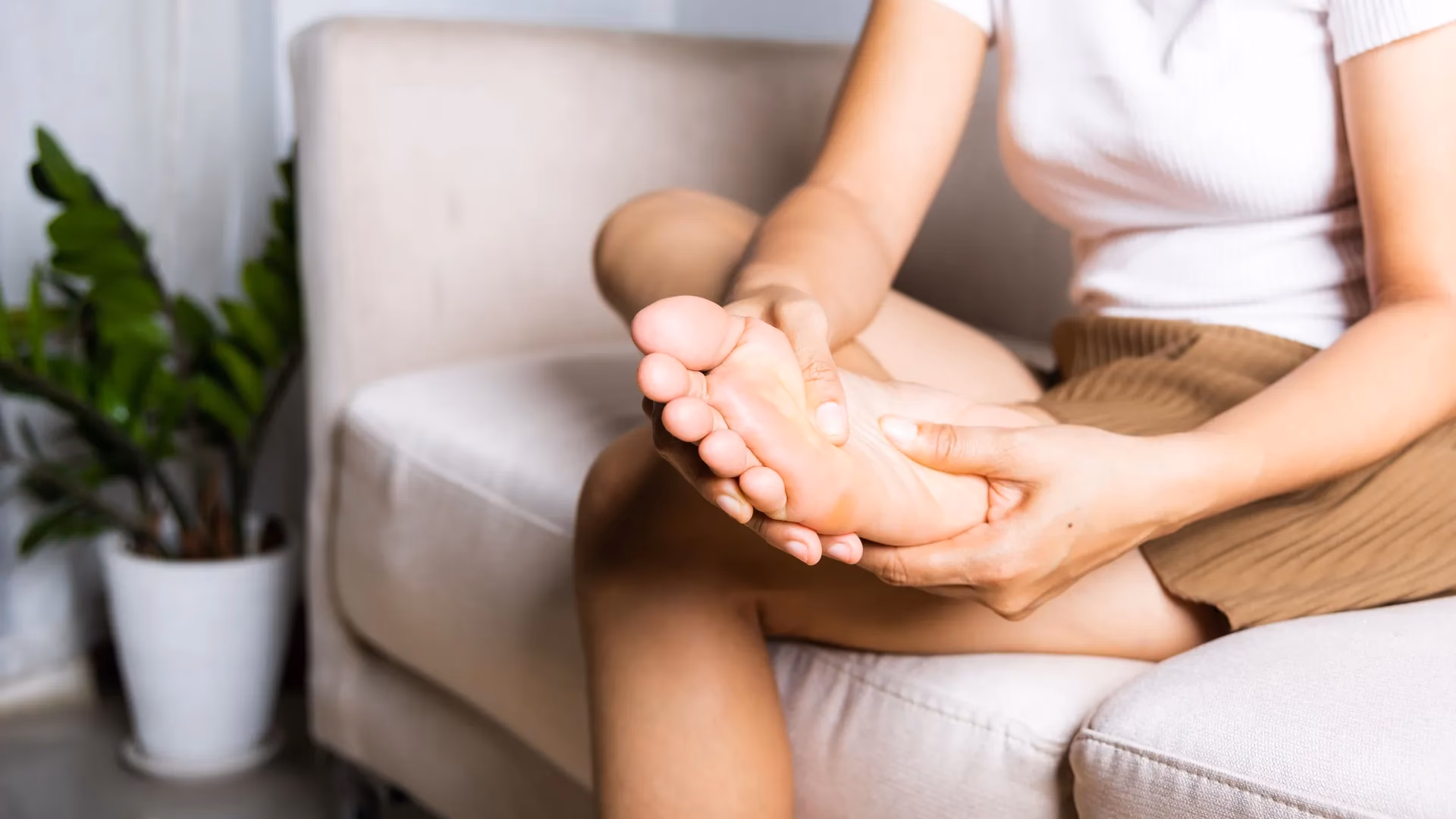 Was verursacht juckende Fußsohlen?