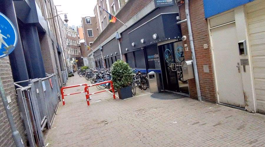 Is there a gay sauna near Centraal?