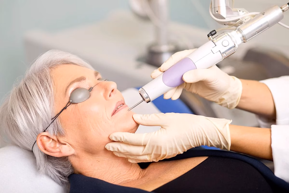 Welche Behandlungen gibt es für Wimpern und Augenbrauen?