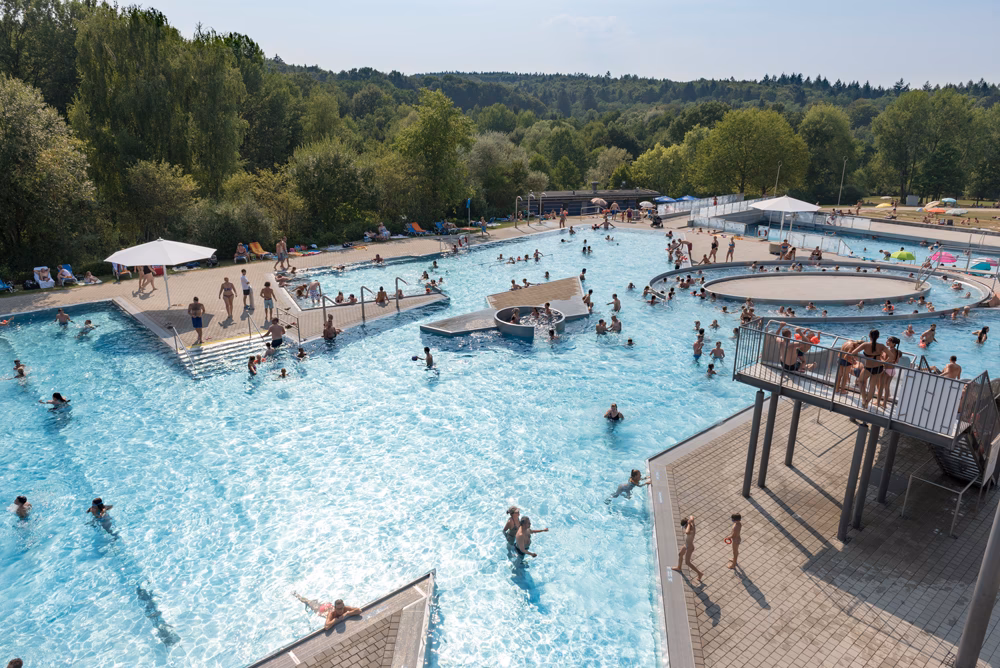 Was für Attraktionen gibt es im Hallenbad?