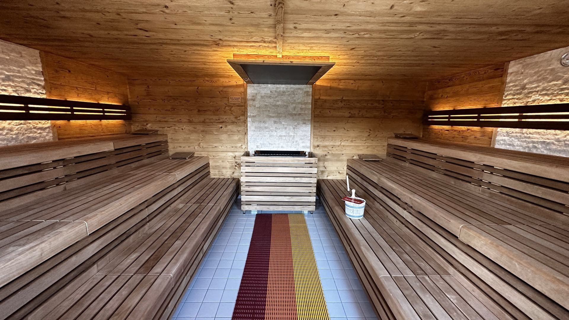 Wann ist das Hallenbad textilfrei?