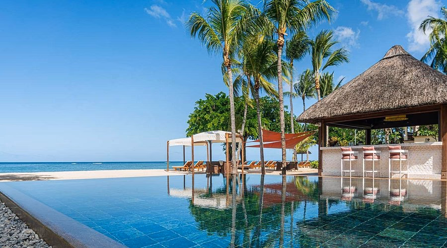 What restaurants are near Hilton Mauritius Resort & Spa?