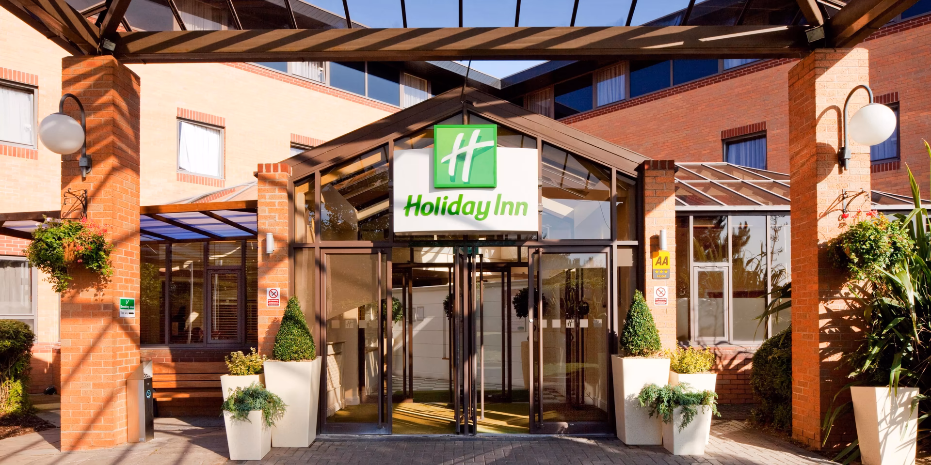 Why should you stay at the Leamington Hotel?