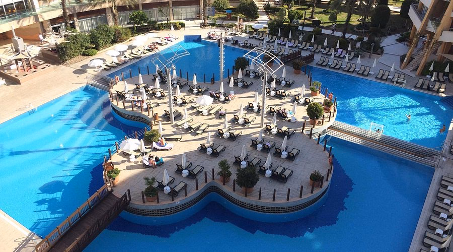 Wie weit ist unser Hotel von Antalya Flughafen entfernt?