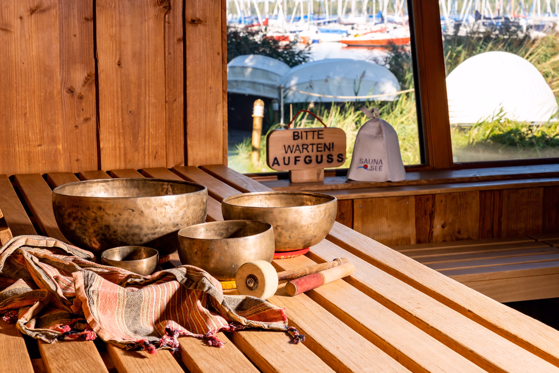 Wie wird die Temperatur des Saunaraumes reguliert?