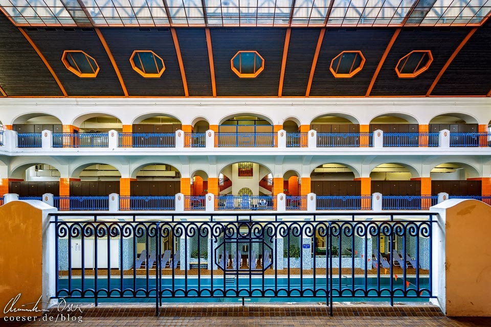 Wann wurde das älteste Hallenbad in Wien erbaut?