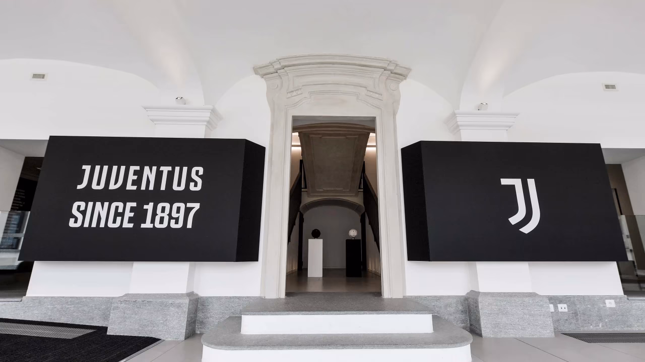 What are the opening hours of Juventus' contact center?