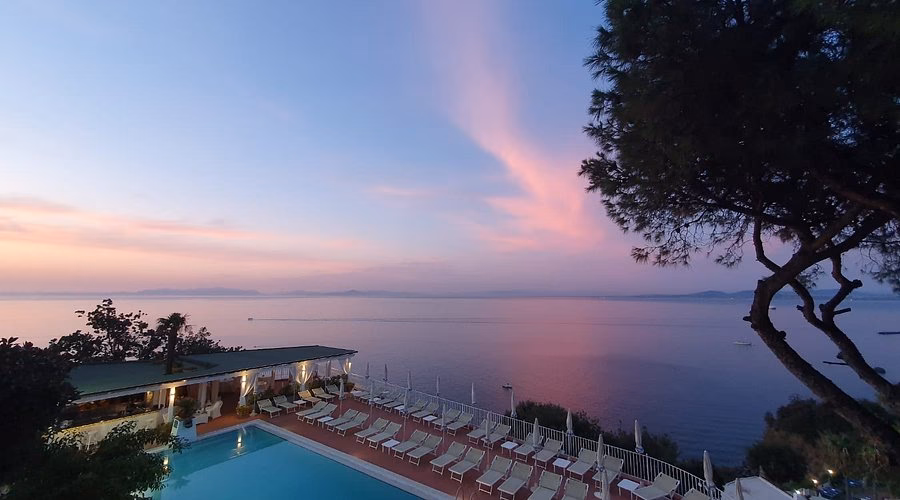 Does Hotel Le Querce Terme & Spa have an airport shuttle?