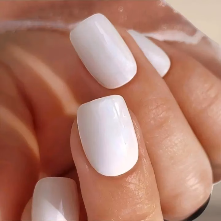 Wo findet man Nageldesign und Wimpernverlängerung?