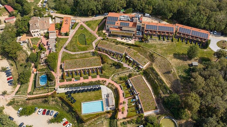 How far is MAS salagros Ecoresort & Aire Ancients baths from Barcelona?