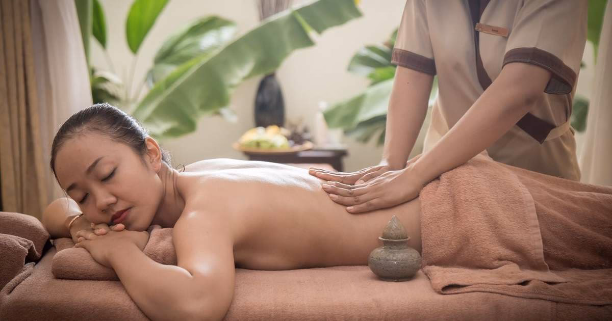 How much does a traditional Khmer massage cost in Phnom Penh?