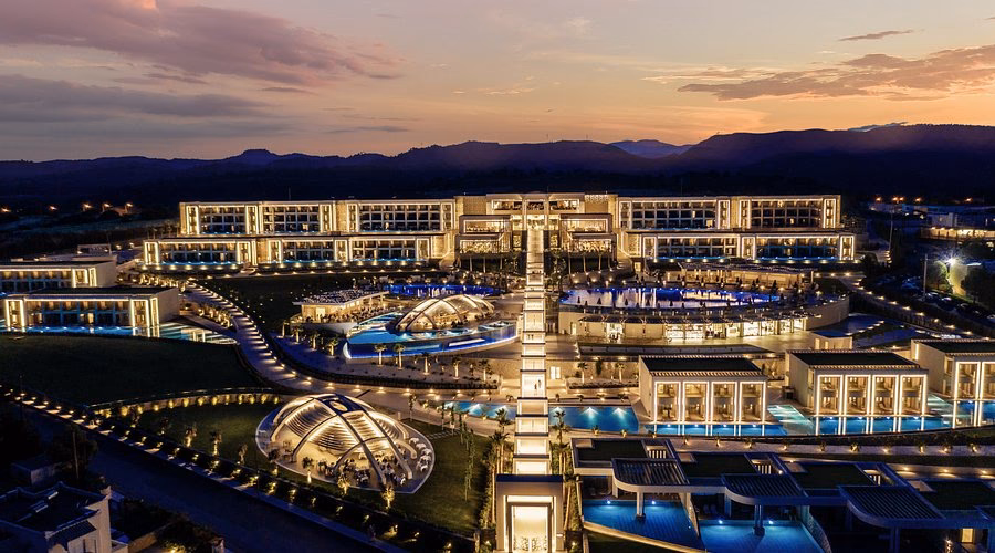 What restaurants are near mayia exclusive resort & spa?