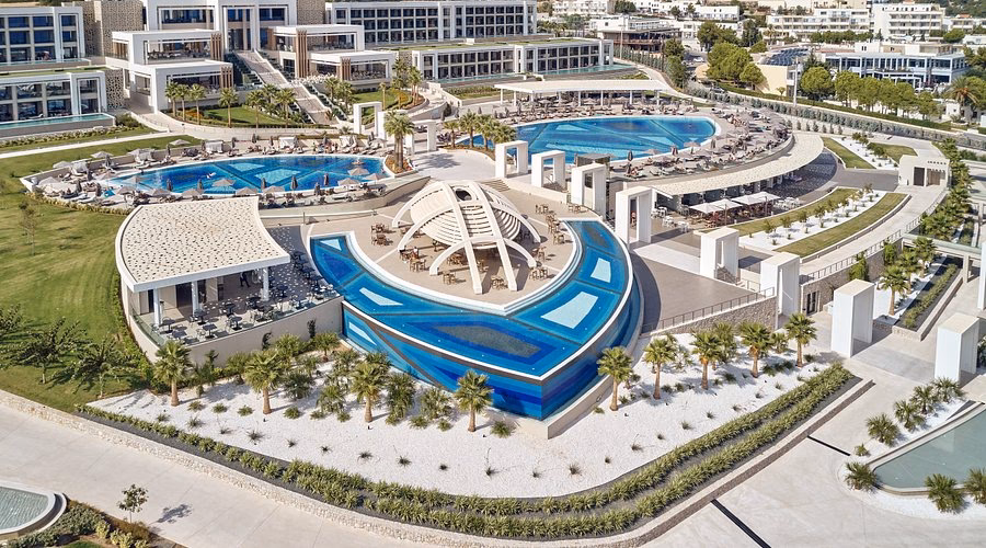 Who can check in at mayia Resort & Spa?