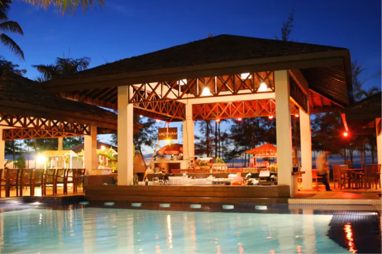 What restaurants are near Miri Marriott Resort & Spa?