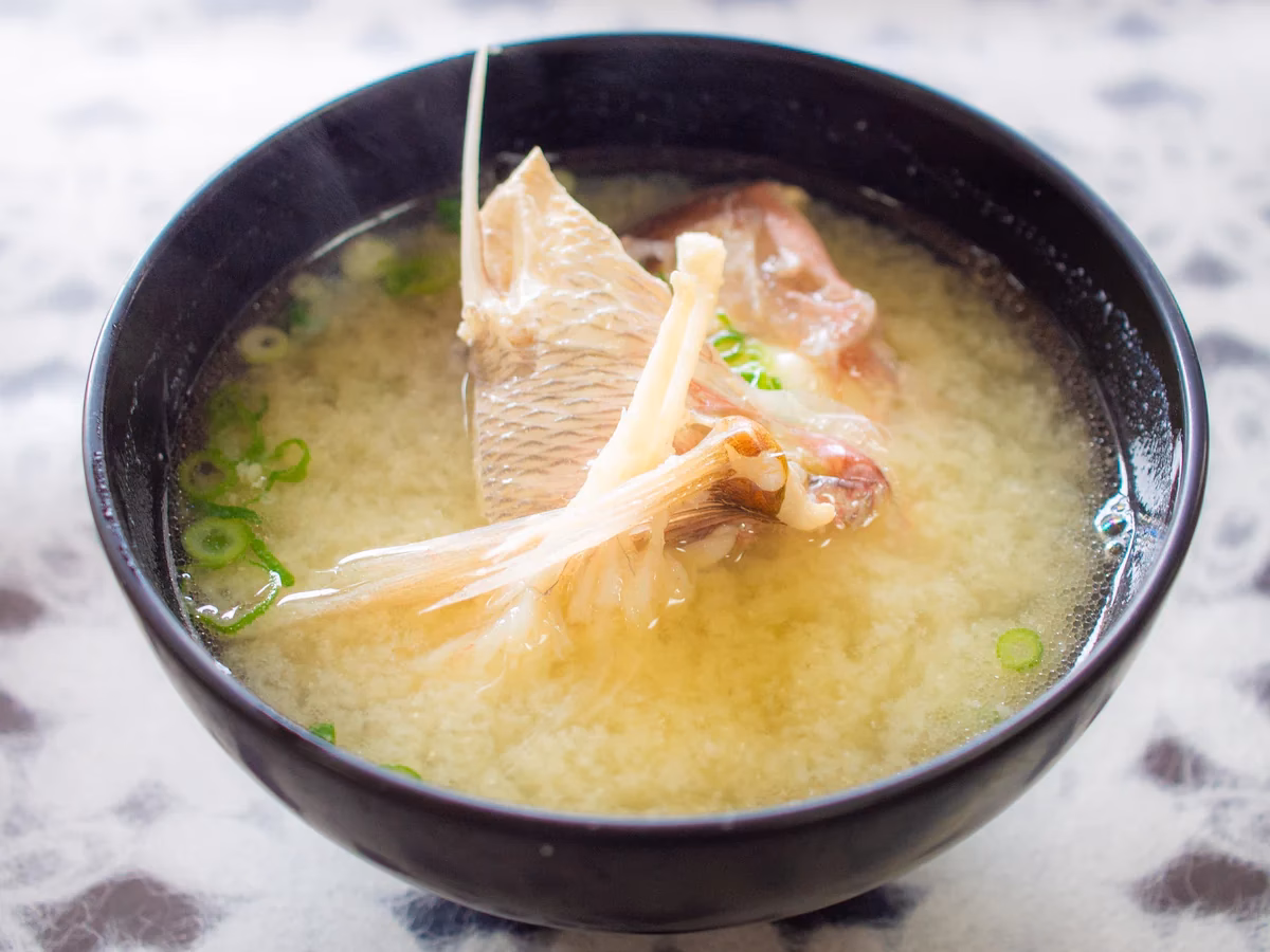 Welche Zutaten sind für eine vegetarische Misosuppe erforderlich?