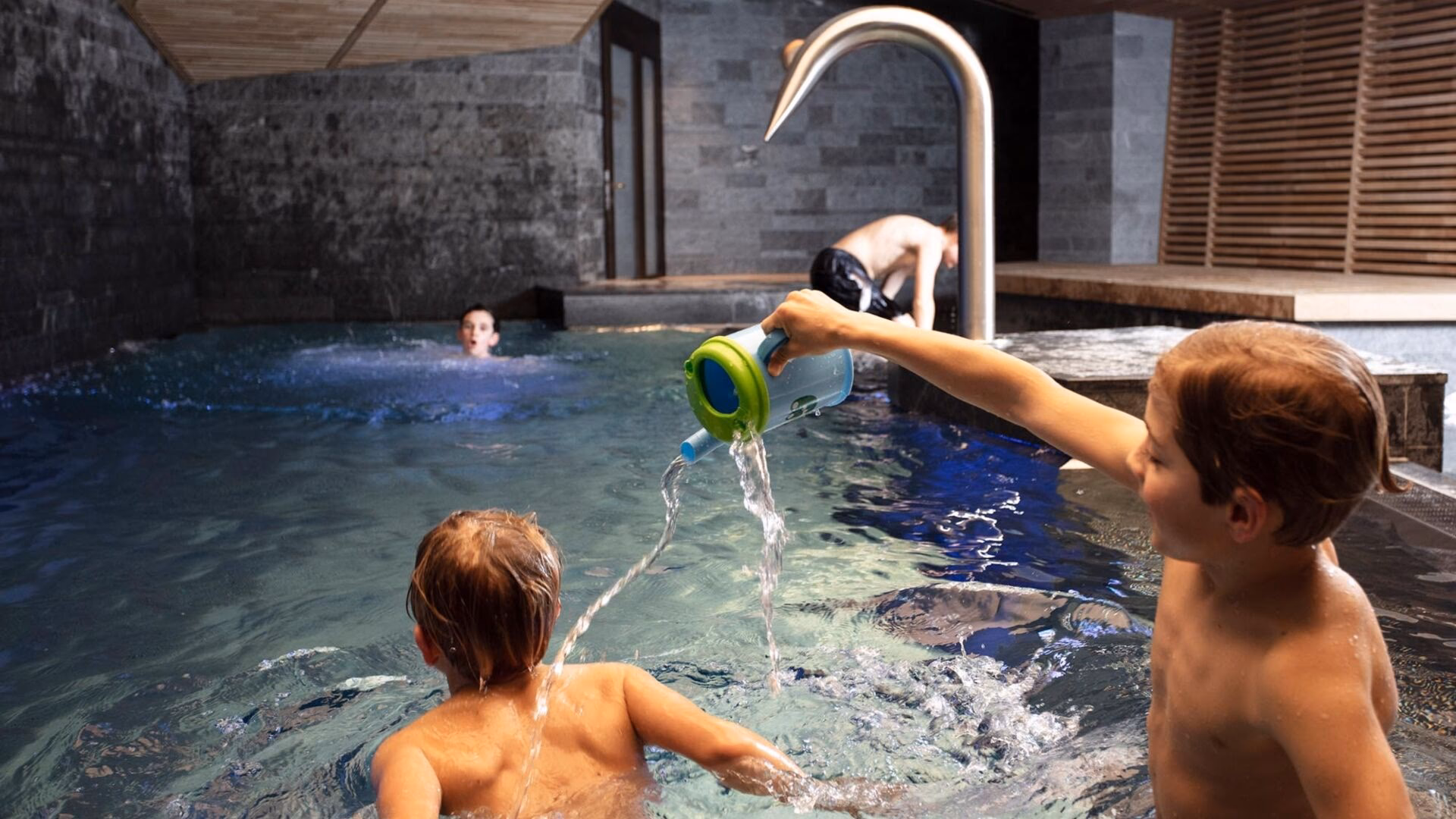 Wie sollten Kinder in der Sauna sitzen?