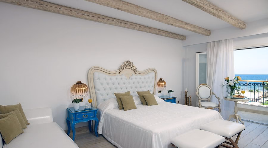 Does TripAdvisor have a management team at Mitsis Laguna?