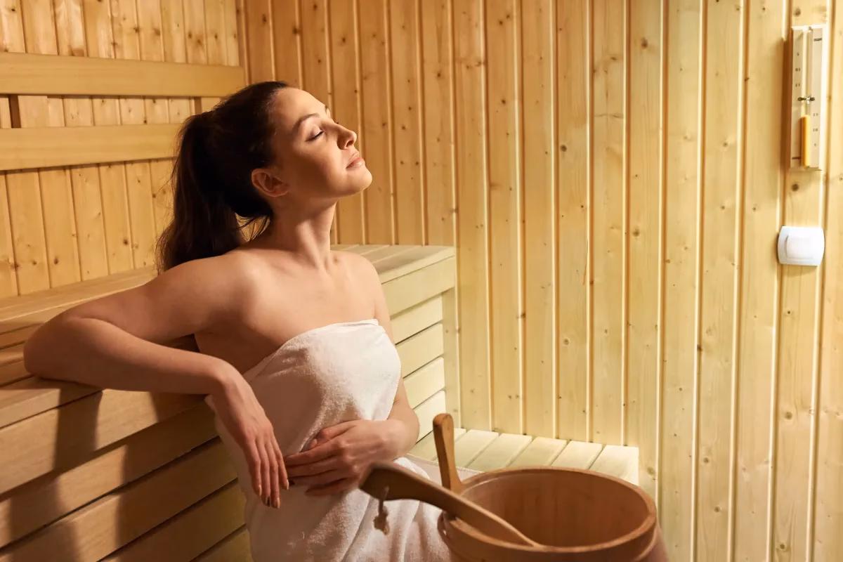 Kann man mit trockenen Haaren in die Sauna gehen?