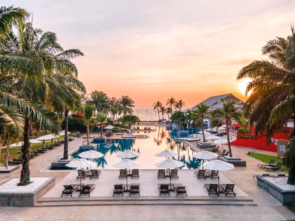 Does Novotel Hua Hin Cha am have a beach?