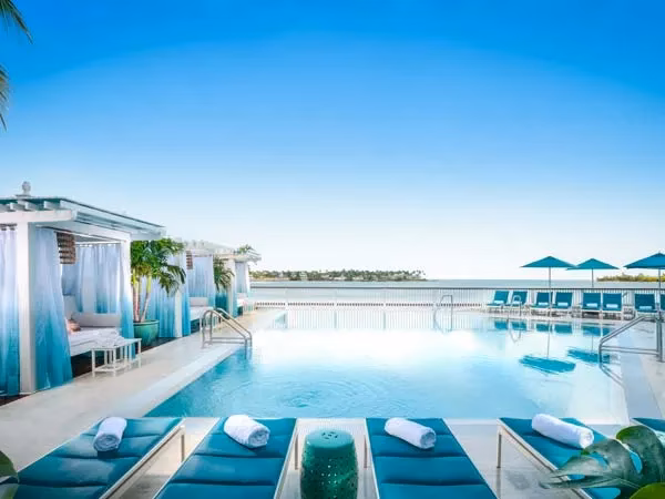 Does Ocean Key Resort & Spa have a hot tub?