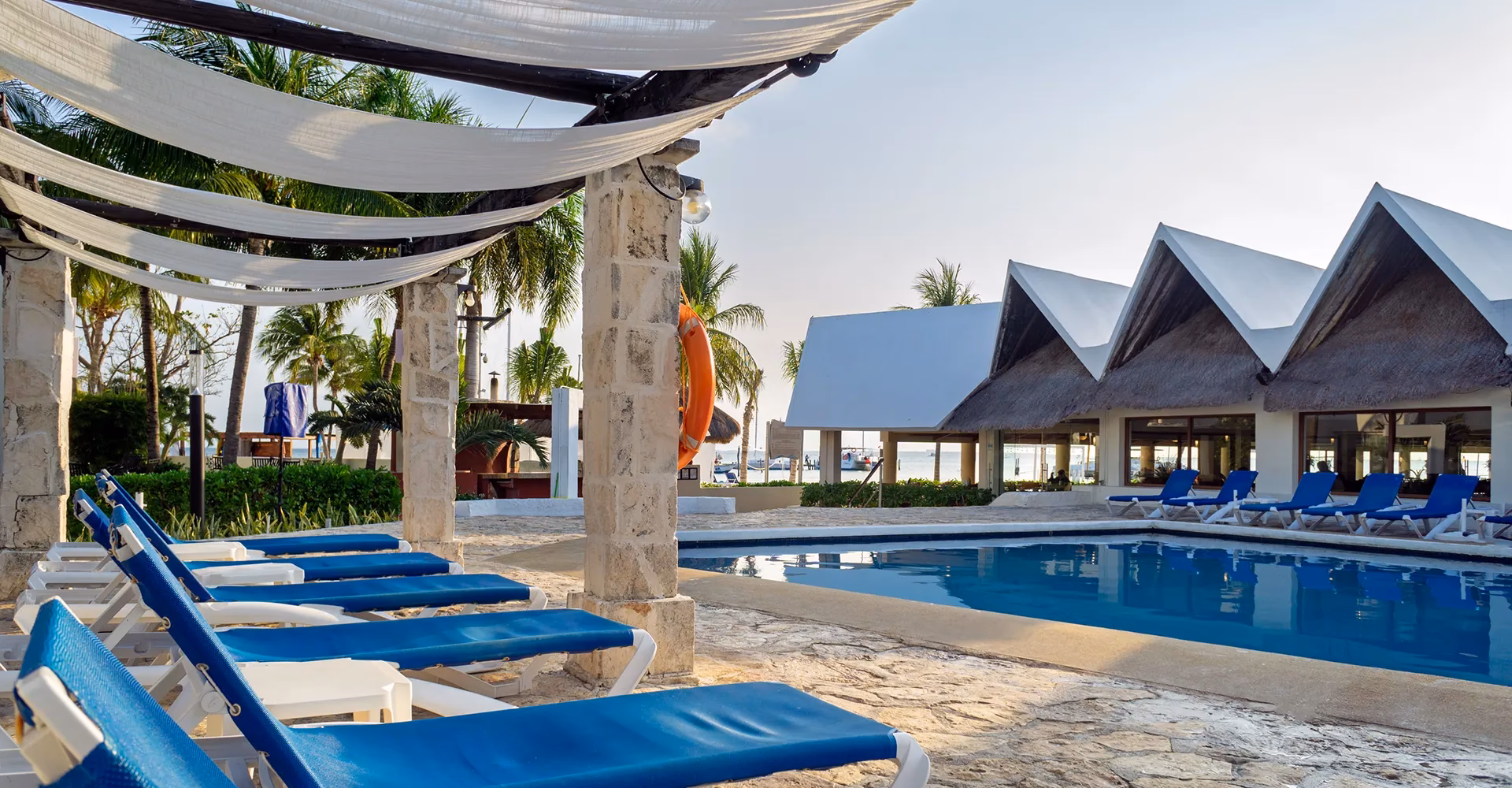 How many rooms does Ocean Spa Hotel have?