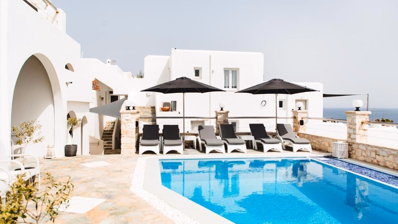 How far is Paliomylos spa hotel from the center of Paros?