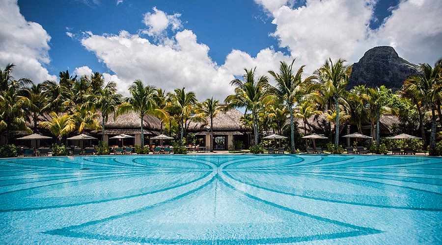 Where is Paradis Beachcomber Golf Resort & Spa located?